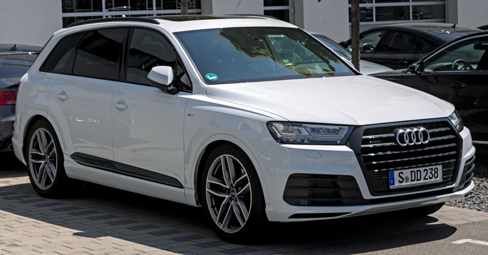 Audi Q7 SUV – yan görünüm